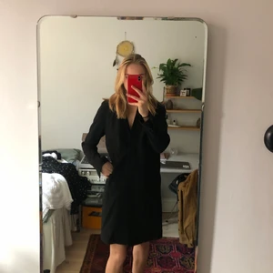 Kavaj/klänning other stories  - Jättesöt klänning/mjuk kavaj i storlek 36 från & other stories. Bra skick! Skriv för mer bilder och info!❤️