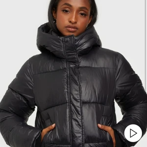 Puffer jacket  - Säljer denna jackan kommer ej till användning har endast använd den i en månad stl 34 men funkar som 36