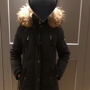 Rock and blue Vinterjacka  - Är egentligen strl 36 men passar mig som har 38.☺️ Änvänd förra vinter och är i mycket bra skick. Nypris 5000