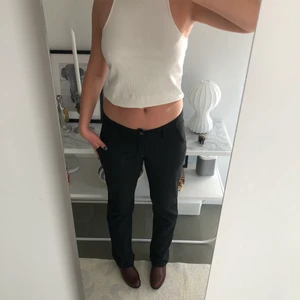 Kostymbyxor - Super fina kostymbyxor som jag inte får andvändning för längre! Fint skick! Från början kommer de ifrån Galvin Green, men är köpta secondhand! Står 34/36 på storleken, men tror att det är utländska storlekar, då de sitter som på bilderna på mig som brukar ha M!