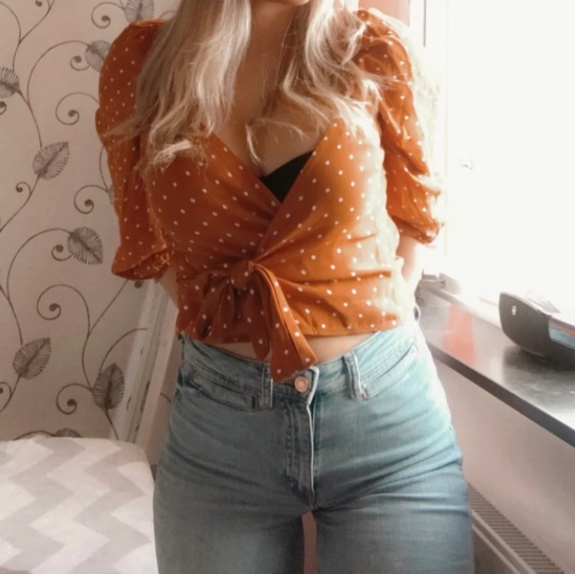 Rostfärgad prickig topp