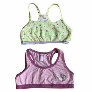 Toppar - (Lila är såld) Supersöta toppar som aldrig har använts! passar perfekt till när man vill ha något bekvämt på sig under mjukiskläder, pyjamas eller att sova i exempelvis💕 passar xs (A till B kupa). En för 30 eller båda för 50kr, frakten är endast 12💕