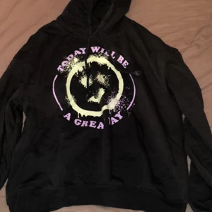 Mörkgrå hoddie - Mysig mörk grå hoddie med tryck. Pris kan diskuteras. 