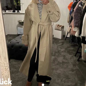 Beige lång kappa  - Lång beige kappa, storlek uk 8, knappt använd så i fint skick. Köpt på på plick men passade ej. Passar både 34 och 36. Lånad bild :)