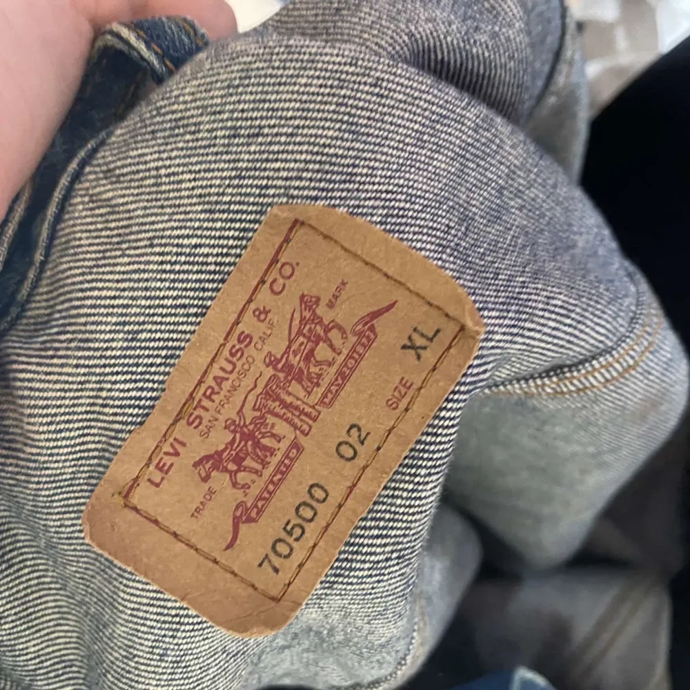 En snygg och vintage jeansjacka från Levis. Går att använda både som herr och dam. Fint skick. Storlek XL, modellen på bilden är 180cm lång. Nypris 1199, vårt pris 900. . Jackor.