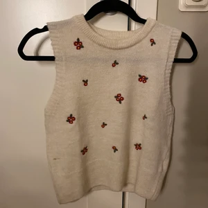 Väst - En stickad väst från Zara som är knappt är använd! Den är i storlek 158/164 men passar mig som har XS🌸