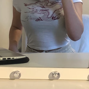 T-shirt med coolt tryck - Säljer nu denna tröja eftersom den inte är min stil längre. Den är i strl XS men passar mig som normalt sett har S. Den är i nyskick! Köpt för ca 100 kr, jag säljer för 50 + frakt eller möts upp i centrala sthlm