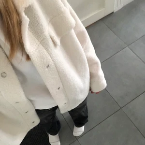 Teddyjacka - En fin teddyjacka! Köpt förra månad och har inte kommit till användning och är då i nyskick! Köparen står för frakten. Orginalpris: 359:-