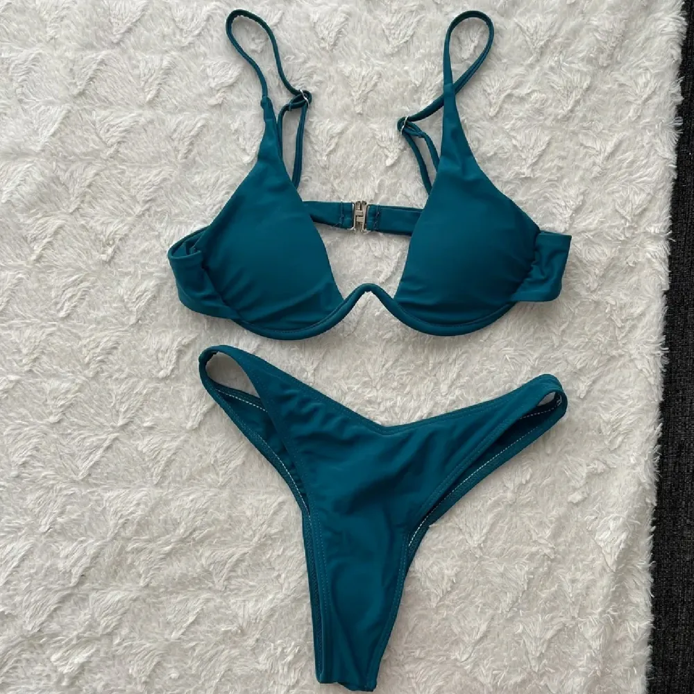 Ny bikini från Shein 💙! Storlek Small och verklig i storlek. Oanvänd enbart provat. Frakt tillkommer 📬. Man får alltid bildbevis och postbevis! . Övrigt.