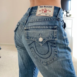 True Religion Jeans - Jeans från True Religion, har sytt om den så att de passar en S, 26 eller 36 skulle jag säga! Dösnygga, så är inte hundra att jag ska sälja💓💓