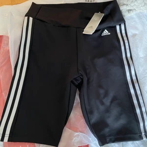 Adidas shorts  - Storlek L oanvänd pris 229kr
