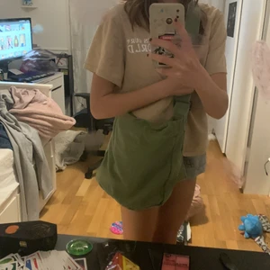 sage grön väska - !öanvänd! Köpte denna från Shein, jag ville ha en mindre väska så jag säljer den! org pris : 120kr! 39cm längd/ 10cm bredd/ rem: 110cm💓