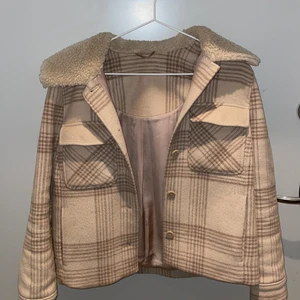 Beige höstjacka storlek 36 - Otroligt fin höstjacka i beiget, rutigt tyg med teddykrage från & Other Stories! Använd men i väldigt bra skick, inte nopprig. Älskar denna jackan, köpt förra hösten för ca 1200 så säljer bara vid bra pris. Köparen står för frakt❤️