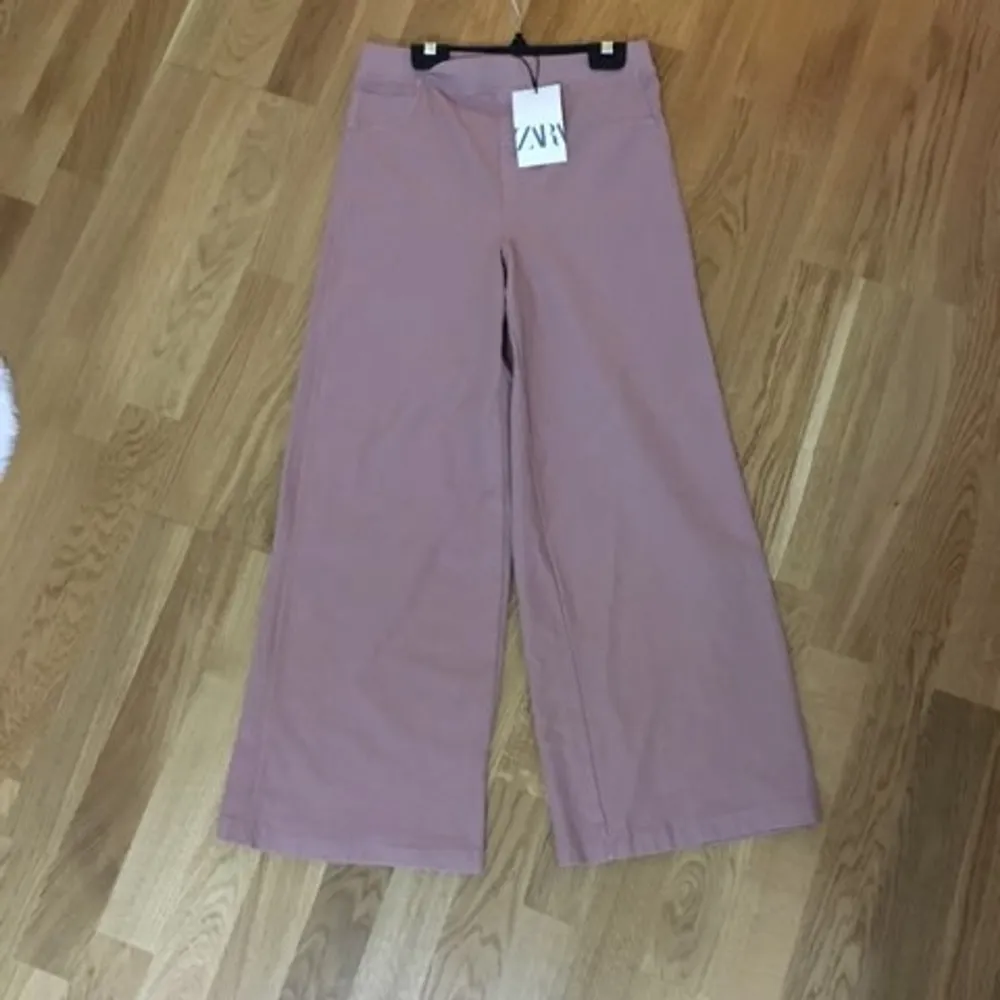 Byxor från Zara, har aldrig använts då jag inte tycker om rosa. Färgen är i smutsrosa skulle jag säga. Storleken passar åt 13-15 åringar . Jeans & Byxor.