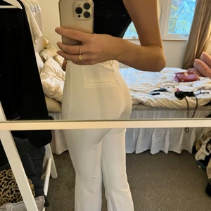 Vita kostymbyxor  - Säljer nu dessa kostymbyxor då jag har två stycken. Frakt ingår ej😇