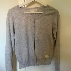 Odd Molly kofta  - Säljer nu min odd Molly kofta. Använd ett fåtal gånger, så den är i relativt nyskick. Mjuk och sticks ej. Frakt tillkommer.