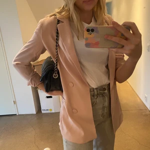 Bershka blazer💕 - Storlek S, passar nån som är XS/S💕. Säljer för 100 kr  