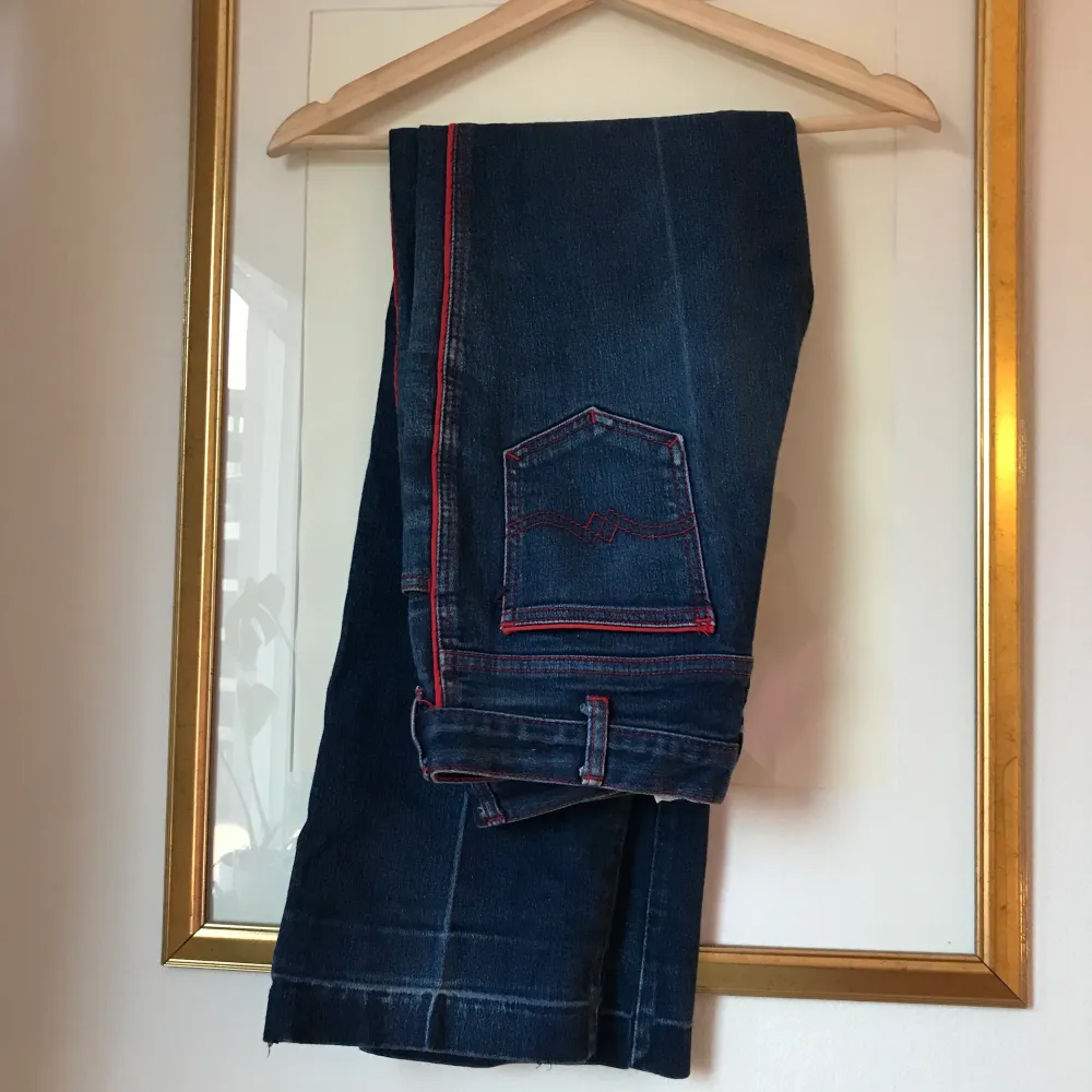 Skitsnygga jeans med röda detaljer! Jag tycker de är liiite för stora för mig som är en XS/S i byxor, med rätt smala höfter. Kan tänka mig att de skulle sitta skitbra på någon som normalt har S/M i byxor eller en XS/S med lite bredare höfter än mig. Sitter skitsnyggt över rumpan! Jag är 170 och de går ned till mina fötter. Står storlek 40, men passar allt från strl 36-40, kanske större, är väldigt stretchiga.. Jeans & Byxor.