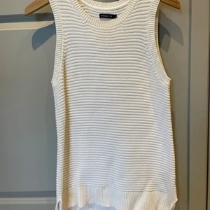 Stickad väst Stockh lm  - Vit stickad väst från Stockh lm 🤍 strl S i nyskick! 