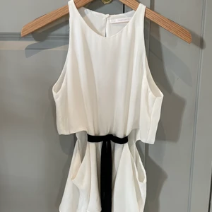 Vitt linne Zara  - Vitt linne från Zara med cut-outs på sidorna 🤍 strl XS 