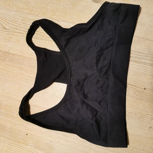 3 jättefina toppar till salu!  - Bild 1: superfin topp storlek 146/152, använd fåtal gånger så i jättebra skick!! 35kr. Bild 2: Jättefin svart topp med tunna axelband, endast använd på cirkusföreställningar så i otroligt bra skick! Storlek 146/152. 20kr Bild 3: Jättefin grå topp med tunna axelband, endast använd på cirkusföreställningar så i otroligt bra skick! Storlek 146/152. 20kr