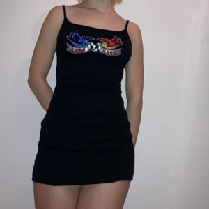 Boy London klänning - Klänningen är i storlek S och har inga ”skador”, den är som ny. Jättefint broderi med paljetter på framsidan. Ribbad på sidorna (se bild 2) Fraktkostnad tillkommer.