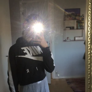 Nike hoddie stl: 158-170 XL Junior - Fin hoddie i bra skick. Ej mycket använd. Inga hål eller slitage. Passar mig som brukar ha XS i kläder annars.