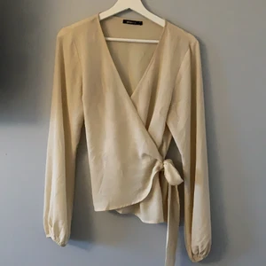 Blus  - Säljer denna fina blus 