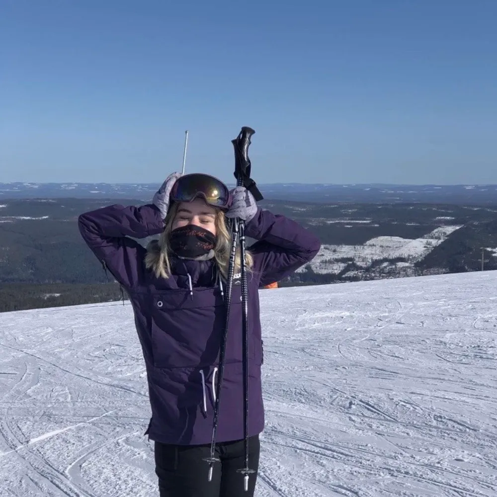 Säljer min jättefina skidjacka ifrån dope!💜 Jackan är i en anorak modell. Har jättemånga stora och bra fickor lite här och var på jackan. Använd mycket fåtal gånger så den är precis som ny! Mycket vindsäker och en stor och bra luva som man kan ha över hjälmen. Nypris 1 899kr. 💜👾☂️ priset går självklart att diskutera 😁. Jackor.