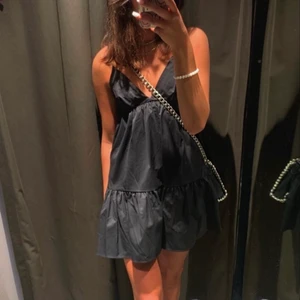 Poplinklänning zara - Sjukt snygg poplinklänning från zara som är sjukt populär. Strl M men funkar för någon som har S också. Skriv privat för fler frågor/bilder💘 vid flera intresserade startar jag en budgivning💘💘 köp direkt 300kr, frakten tillkommer på 66kr📦