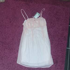 Klänning från HM, Aldrig använd för jag råkade köpa den för liten, jätte snygg sommar klänning.