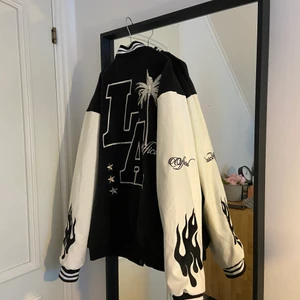 Baseballjacka - Baseballjacka, oversized svart med coola detaljer. Riktigt skön och bra kvalite, Storlek M (stor). Kan skickas eller hämtas upp i Vänersborg. Nästan aldrig använd, som ny! Nypris: 1 170kr, slutsåld!! Mitt pris: 400kr hämtas i Vänersborg eller fraktas gratis