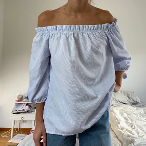 Blå-och vitrandig blus - Sval och luftig blus, använd ett fåtal gånger.