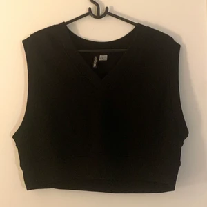 ♡ black vest ♡ - bought in h&m and never worn 😫 