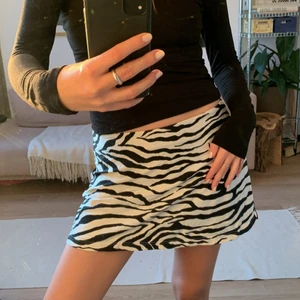 Zebra minikjol - Äkta 90s/00s minikjol i zebra 🤍🖤🤍🖤 Jag är en S på bilden!