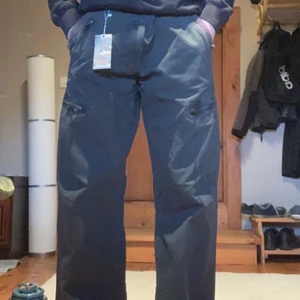 Byxor - Så gott som helt nya byxor från blend av jättebra kvalitet och material. Byxorna är unika och har ett flertal olika detaljer. Byxornas midjemått är: 44cm. Innerbenslängden är: 84. Ytterbensländen är: 109cm. Benöppningen är: 25,5cm. Passar nog bäst på någon som är 180-185. Sitter nog väldigt oversized på de som är 175.