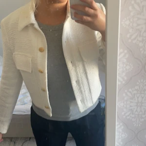 Kavaj, blazer  - Säljer denna ur snygga blazer från zara, den är croppad i modellen men så sjukt snygg. St s. Nypris 699kr