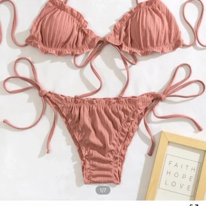 Bikini  - Denna bikini är köpt från shein för 109. Det är både övre och undre del. Denna bikini är i storlek M och jag säljer den för 50kr. Den är helt oanvänd inte ens användt den en gång.