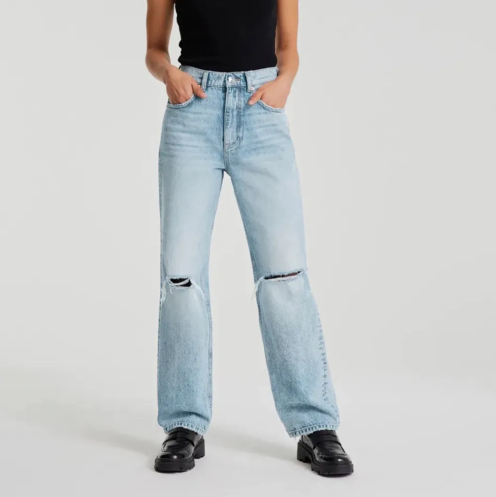 Ett par jättefina jeans från Gina tricot, storlek 36. Knappt använda eftersom dem är för små. Passar mig i längden som är ca 160 cm.                                                           Ordinarie pris 499 kr och köparen står för frakten 💕                                                                    (första bilden är lånad från deras egna hemsida). Jeans & Byxor.