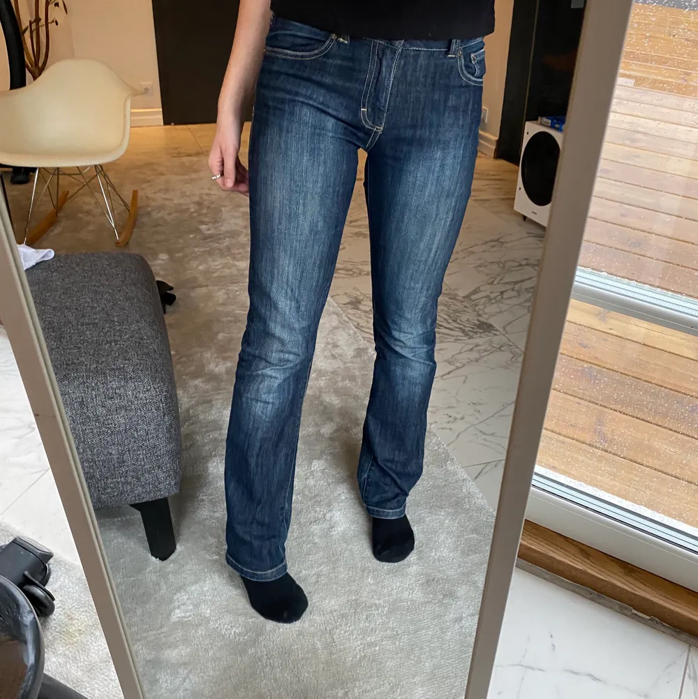 Säljer dessa coola jeans!! Dom är lite små på mig och använder därför inte dom! Märket är ragtag. Byxorna är midrise i midjan och passar på mig som är 167💕 . Jeans & Byxor.