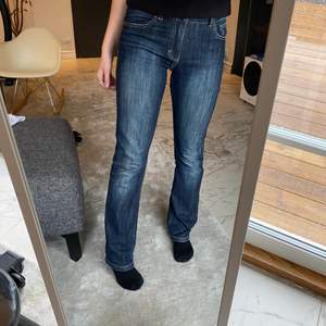 Säljer dessa coola jeans!! Dom är lite små på mig och använder därför inte dom! Märket är ragtag. Byxorna är midrise i midjan och passar på mig som är 167💕 