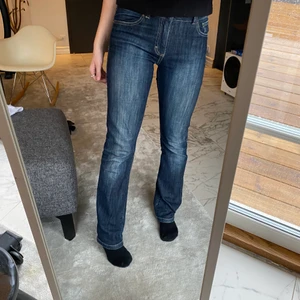 RAGTAG jeans!! - Säljer dessa coola jeans!! Dom är lite små på mig och använder därför inte dom! Märket är ragtag. Byxorna är midrise i midjan och passar på mig som är 167💕 