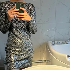 Michael Kors - Klänning Storlek S - Perfekt party-eller nyårsklänning i storlek S från Michael Kors. Den var lite stor på mig så har inte använt den en enda gång. Liten ryggringning också. Nypris: 1899. Köpare står för frakt, alternativt möts vi upp i City/Östermalm eller i närheten av Huddinge.  