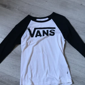 Tröja  - Går inte till andvändninf längre köpt från Plick, storlek XS, köperen står för frakten! PRIS KAN DISKUTERAS!