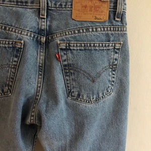Levis 505  - Snyggaste Levis 505 jeans! Lite lägre i midjan och tightare över låren än 501or, sitter så snyggt! Passar mig som brukar ha storlek 25/30! 