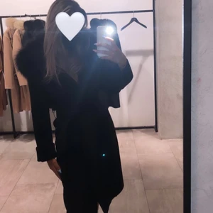 Pälskappa - Säljer min älskade pälskappa pga att den är för stor/lång på mig (är 156). Kappan är i storlek 34 och är sparsamt använd, köptes för två månader sen för nypris 2800 men säljer den nu för 1300, priset kan diskuteras vid snabb affär 🤍