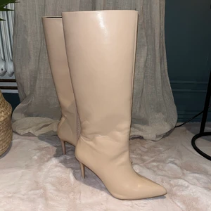 Beiga klackar  - Beiga stövlar från asos i stl 40. Helt oanvända, måste tyvärr sälja då jag ej kan gå i dessa…