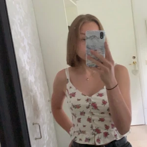 Blommigt topp, h&m  - Använt fåtal ggr men säljer då jag vuxit ur den. 1,5 år gammalt men som sagt i princip aldrig använd. Fin detalj i ryggen och sitter perfekt. 