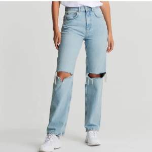 90’s high waisted jeans tall från Gina tricot, fint skick. Säljer då dem inte kommer till användning längre. Strl 32 men lite stora på mig som vanligtvis har 32-34 !!Nypris 500kr!!