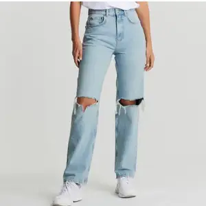 90’s high waisted jeans tall från Gina tricot, fint skick. Säljer då dem inte kommer till användning längre. Strl 32 men lite stora på mig som vanligtvis har 32-34 !!Nypris 500kr!!